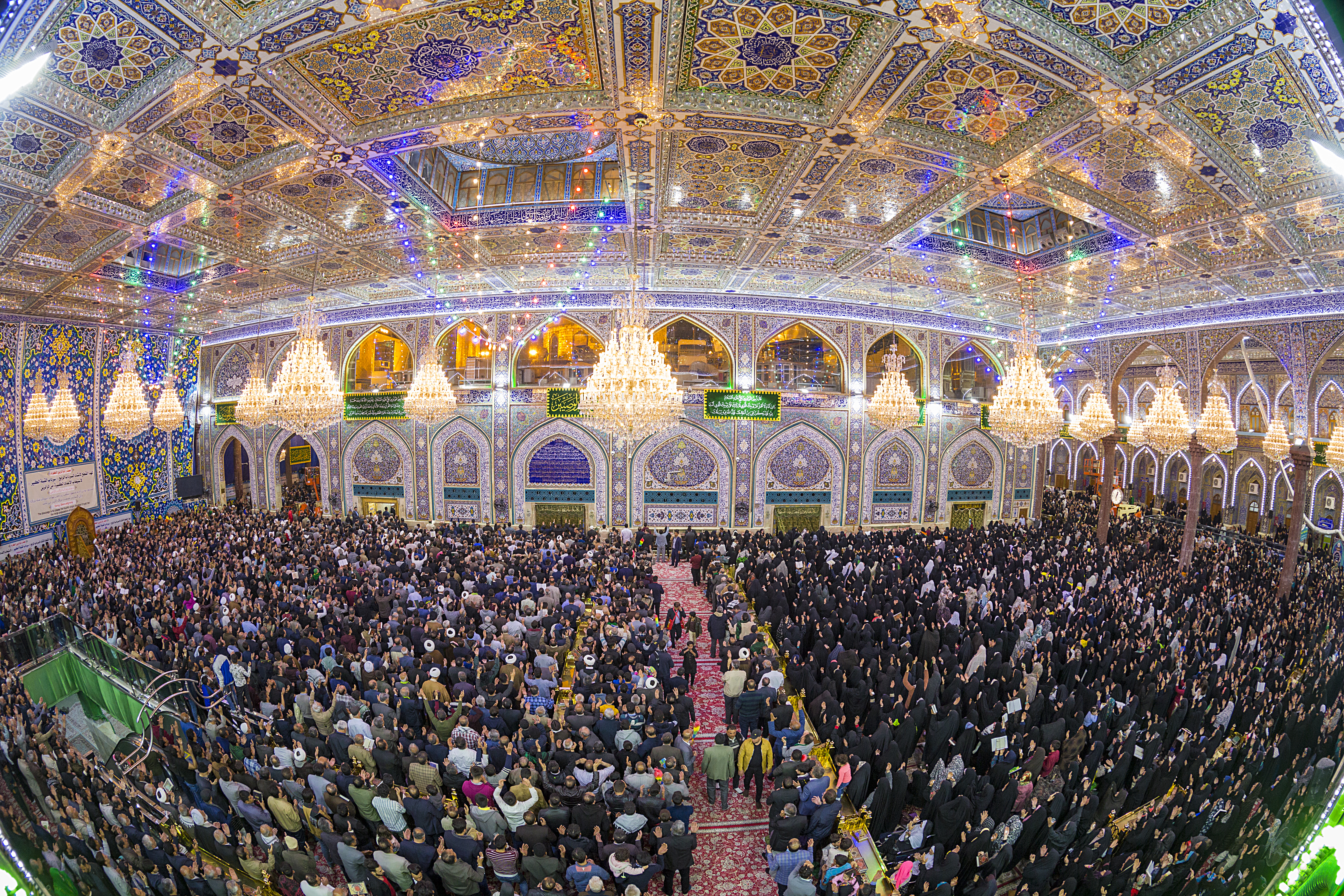 تصویر بسیار زیبا از برپایی نماز جماعت در حرم امام حسین علیه اسلام