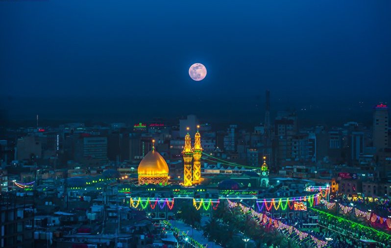 نمایی از ماه بر روی حرم مطهر و نورانی حضرت ابوالفضل العباس علیه السلام در شهر کربلای معلی