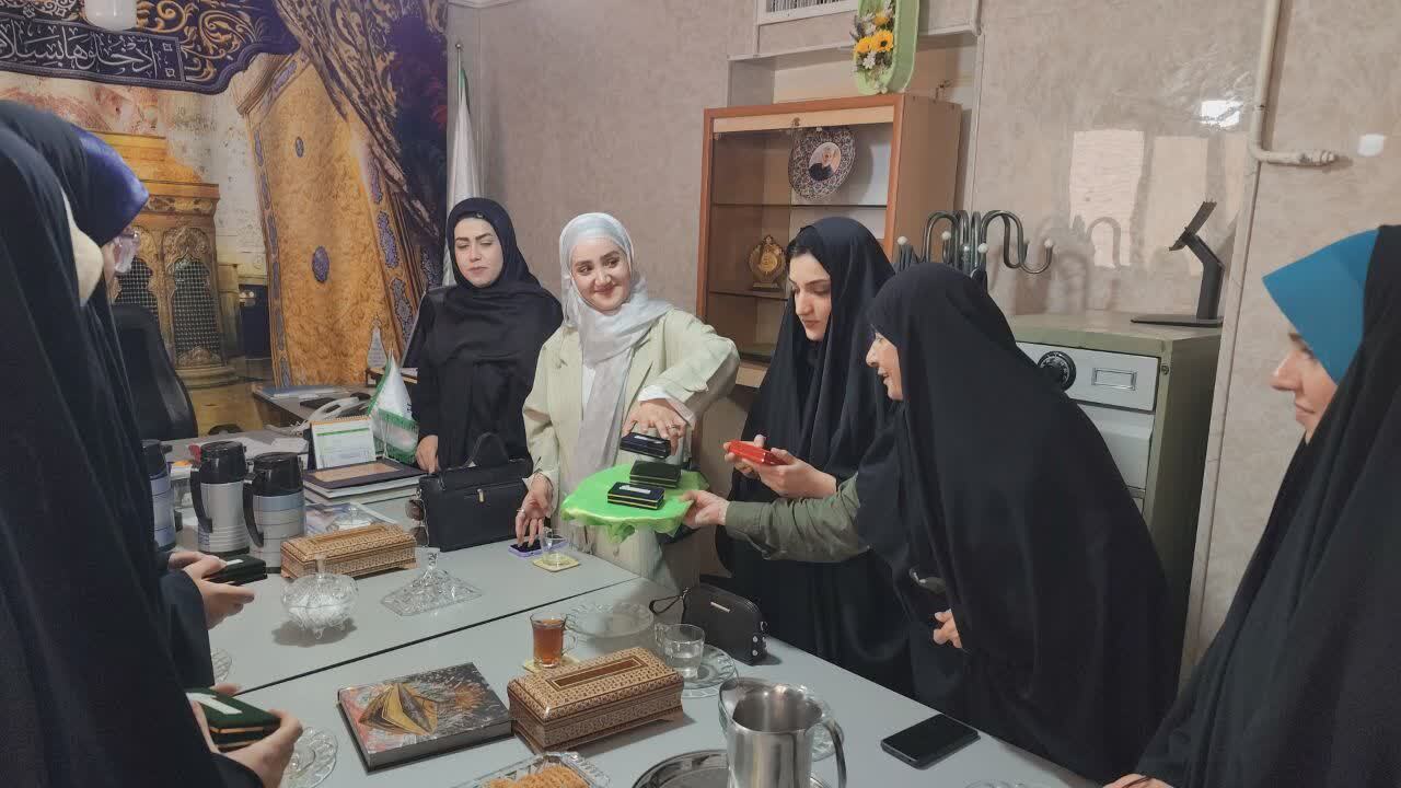 محفل هم اندیشی با گروه دختران مهدیاران لرستان محفل هم اندیشی با گروه دختران مهدیاران لرستان