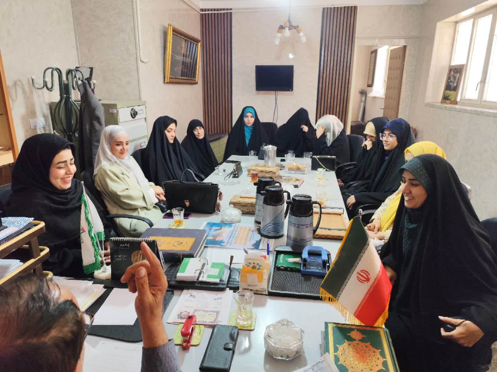 محفل هم اندیشی با گروه دختران مهدیاران لرستان محفل هم اندیشی با گروه دختران مهدیاران لرستان